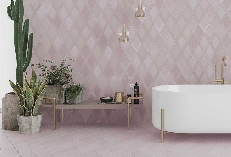 Tendance déco salle de bain carrelage rose poudré en losange