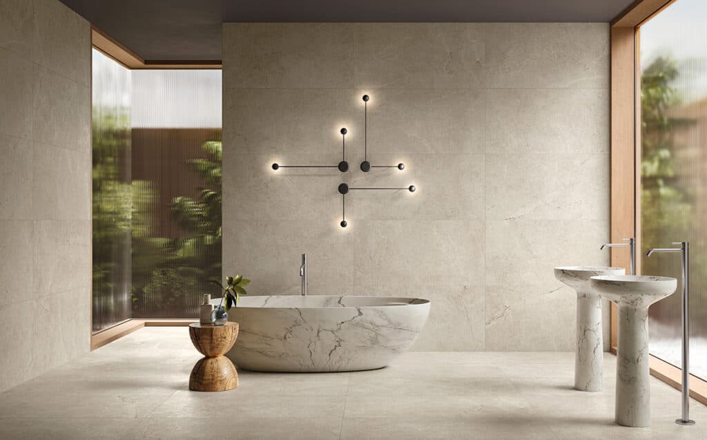 Aménagement salle de bain design avec carrelage pierre en grès cérame Contempura White