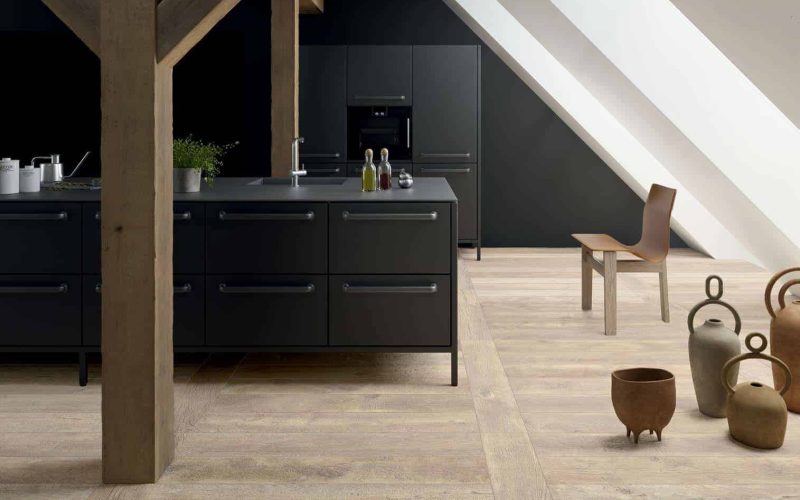 Sol-cuisine-carrelage-imitation-parquet-pose-en-echelle-collection-Ramo-coloris-beige-20x120-cm-à-Maurin-34