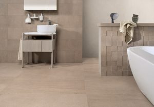 Salle de bain en carrelage effet pierre Arena Beige finition mate.