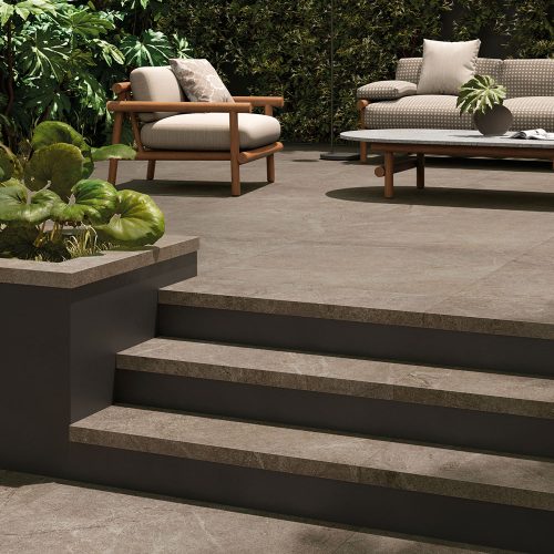 Carrelage-antiderapant-pour-terrasse-et-espaces-exterieurs-Coloris-Taupe-collection-Contempura-a-Montpellier-34