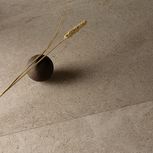 Carrelage-pierre-Contempura-taupe-au-sol-et-decor-cold-au-mur-magasin-carrelage-design-a-Montpellier-34-2