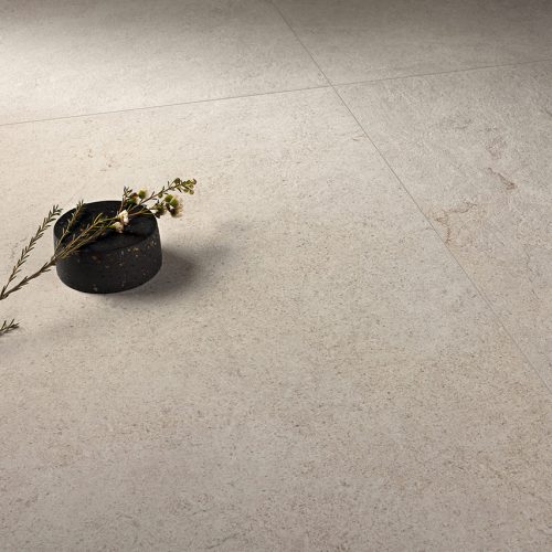 Carrelage-pierre-sol-et-mur-teinte-clair-naturelle-Contempura-White-Proche-de-Avignon-84